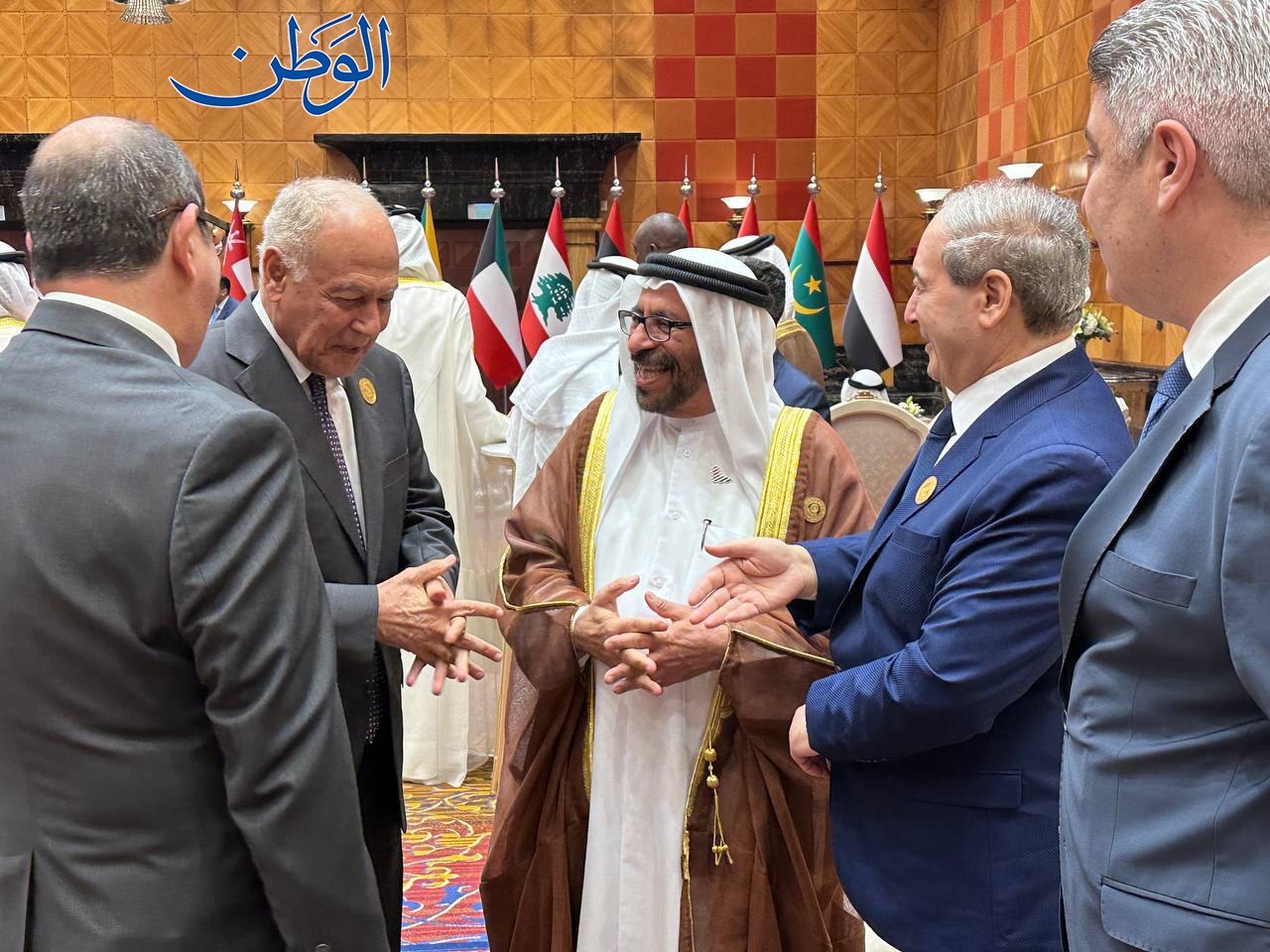 الأمين العام لجامعة الدول العربية ينضم إلى وزير الخارجية السوري ووزير الدولة للشؤون الخارجية الإماراتي في لقاء سريع قبل بدء الاجتماع